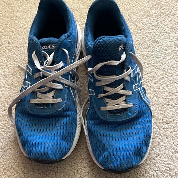 ASICS woman’s size 5 running shoe - Picture 3 of 4